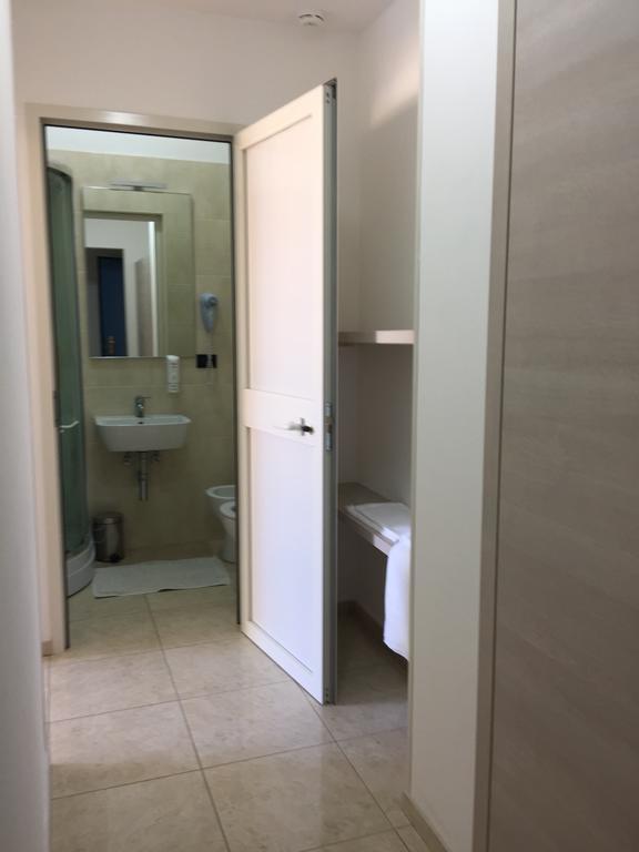 Hotel Athena Pésaro Habitación foto