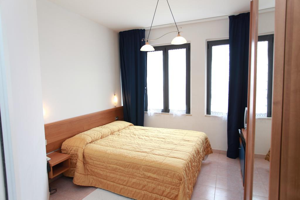 Hotel Athena Pésaro Habitación foto