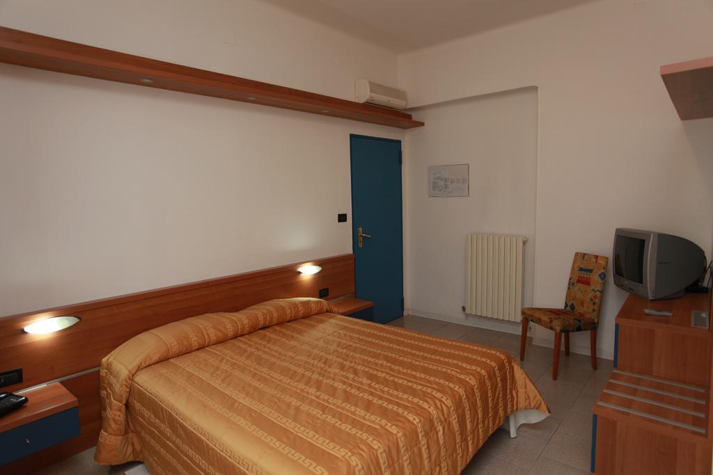 Hotel Athena Pésaro Habitación foto